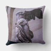 Samothraceのルーバー、パリの飛んだ勝利 クッション (裏面)