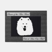 Samoyedのドア・マット18" X24"; この毛の家の用心して下さい ドアマット (正面)