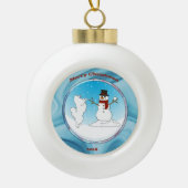 Samoyedの魔法; 陶磁器休日の木のオーナメント- セラミックボールオーナメント (正面)