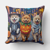 Samoyed Dogs Trick-or-Treating Halloween Costumes クッション (正面)