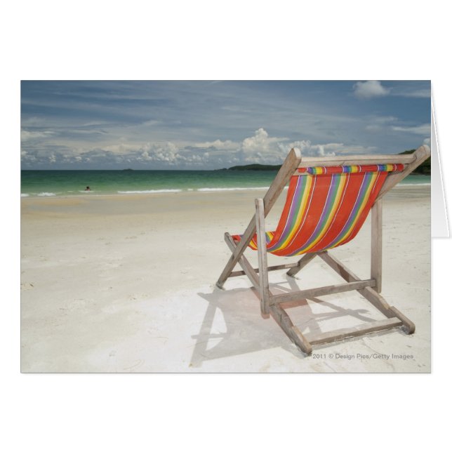 Samuiのビーチの白い砂のデッキチェア (正面横)