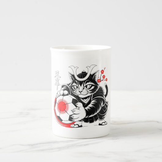 Samurai Cat Soccer Mug – Japan Fan Gift ボーンチャイナマグカップ (正面)