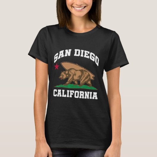 San Diego California Bear Surfing Surfer  Tシャツ (正面)