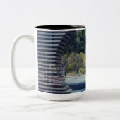 San Francisco City View through Metal Frame ツートーンマグカップ (左)