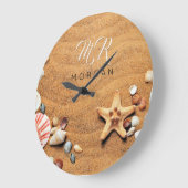 Sand & Sea Shells、DIY Name & Monogram、Wh Script ラージ壁時計 (傾斜)