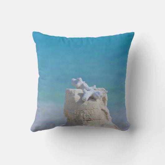 Sandcastleの珊瑚のターコイズの海はdaのビーチに私を連れて行きます クッション (裏面)