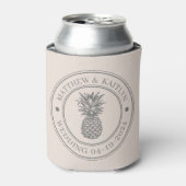 Sandcastle Pink Pineapple Wedding Crest & Names 缶クーラー (缶正面)
