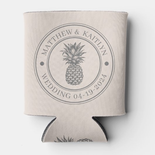 Sandcastle Pink Pineapple Wedding Crest & Names 缶クーラー (正面)
