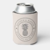 Sandcastle Pink Pineapple Wedding Crest & Names 缶クーラー (缶裏面)
