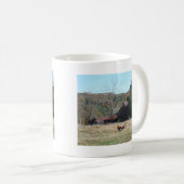 Sandy Clossによる農場での鶏の写真。 コーヒーマグカップ (正面右)