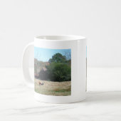 Sandy Clossによる農場での鶏の写真。 コーヒーマグカップ (正面左)