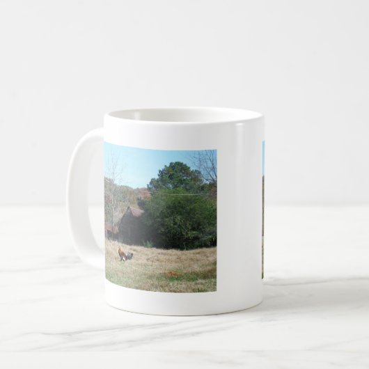Sandy Clossによる農場での鶏の写真。 コーヒーマグカップ (正面左)