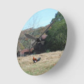 Sandy Clossによる農場での鶏の写真。 ラウンド壁時計 (傾斜)