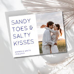 Sandy Toesフォトビーチ結婚式日付の保存 案内ポストカード<br><div class="desc">招待状の友人や家族は、これらの写真でビーチ結婚式の日付を予約する"サンディつま先&サルティキス"デザイン日付はがきを保存する。表カスタマイズに写真を貼り、カードの裏側に詳細を追加。</div>