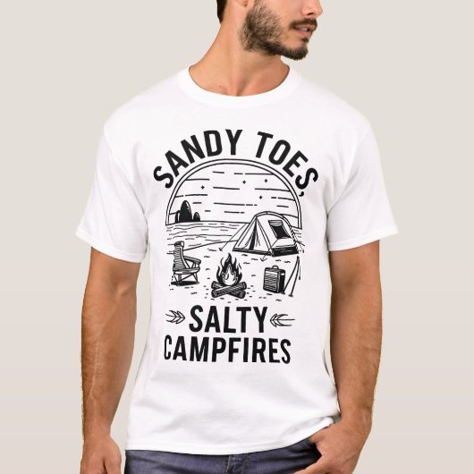 Sandy Toes Salty Campfires Camping Design Tシャツ (正面)