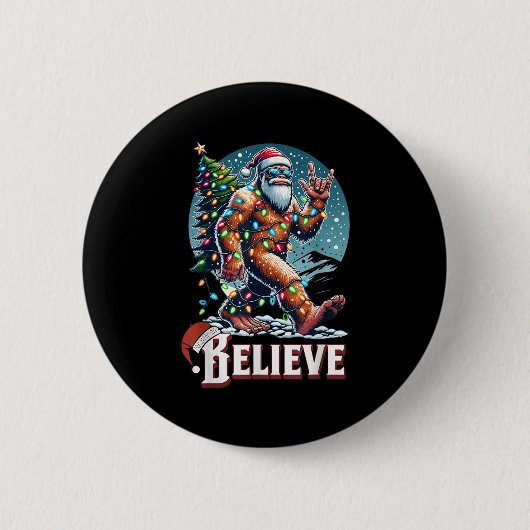 Santa Bigfoot Christmas Lights Funny Sasquatch Bel 缶バッジ (正面)