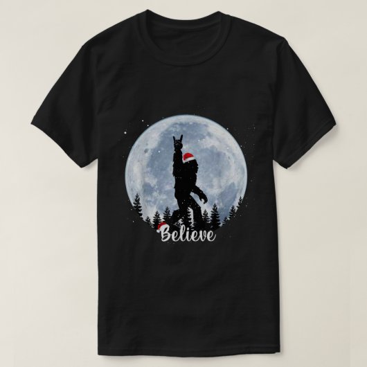 Santa Bigfoot Christmas Rock Funny Sasquatch Belie Tシャツ (デザイン正面)