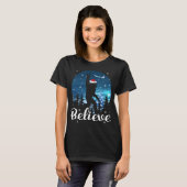 Santa Bigfoot Christmas Rock Roll Believe Xmas Fun Tシャツ (正面フル)