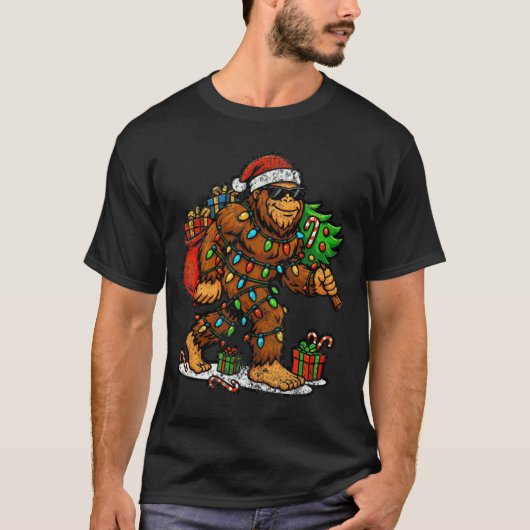 Santa Bigfoot Christmas Tree Xmas Lights Funny Sas Tシャツ (正面)