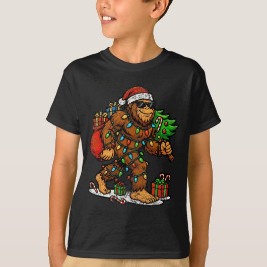 Santa Bigfoot Christmas Tree Xmas Lights Funny Sas Tシャツ (正面)
