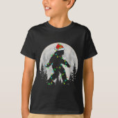 Santa Bigfoot Christmas Tree Xmas Lights Funny Sas Tシャツ (正面)