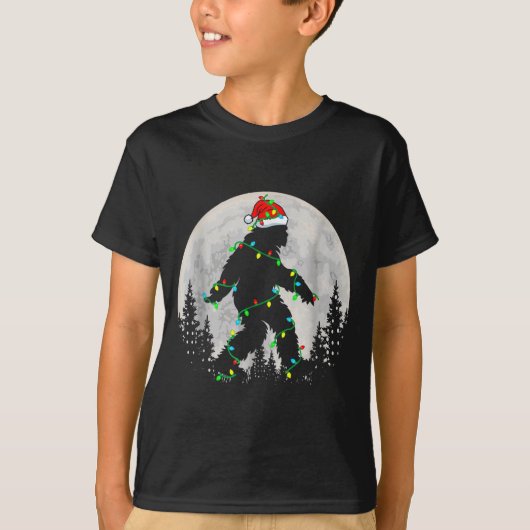 Santa Bigfoot Christmas Tree Xmas Lights Funny Sas Tシャツ (正面)