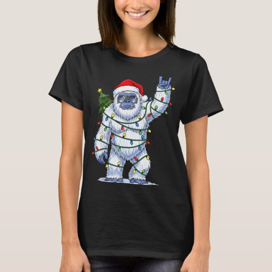Santa Bigfoot Christmas Tree Xmas Lights Funny Sas Tシャツ (正面)