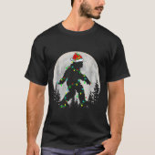 Santa Bigfoot Christmas Tree Xmas Lights Funny Sas Tシャツ (正面)