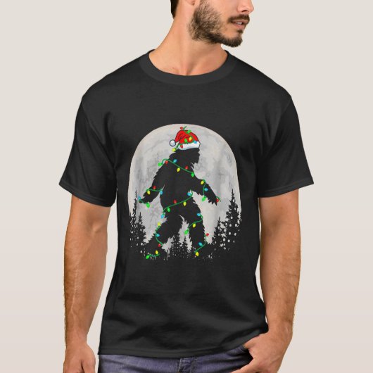 Santa Bigfoot Christmas Tree Xmas Lights Funny Sas Tシャツ (正面)