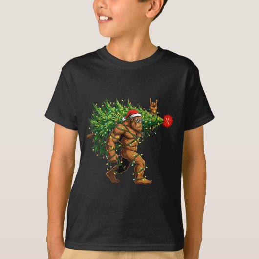Santa Bigfoot Christmas Tree Xmas Lights Funny Sas Tシャツ (正面)