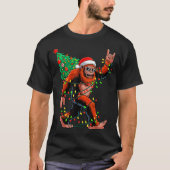 Santa Bigfoot Christmas Tree Xmas Lights Sasquatch Tシャツ (正面)