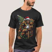 Santa Bigfoot Drinking Coffee Christmas Tree Xmas  Tシャツ (正面)