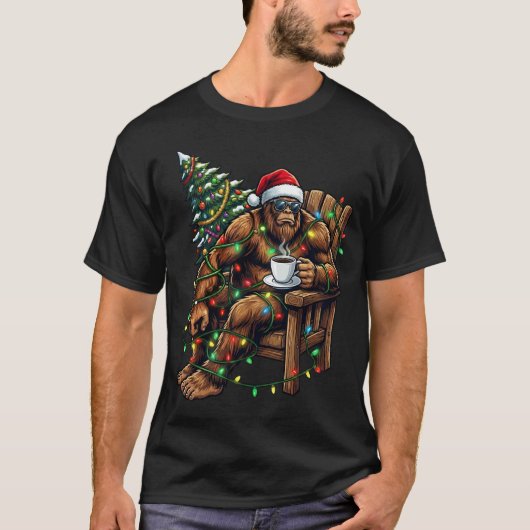 Santa Bigfoot Drinking Coffee Christmas Tree Xmas  Tシャツ (正面)