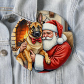 Santa Claus Holding Belgian Malinois Christmas Art 缶バッジ (インサイチュ)