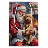 Santa Claus Holding Goldendoodle Christmas Art ミディアムペーパーバッグ (正面)
