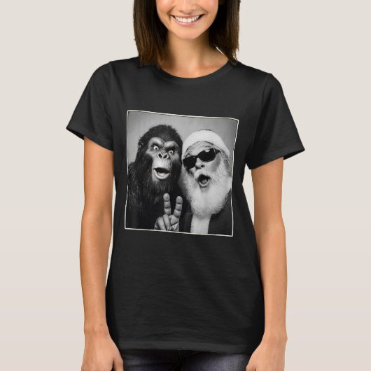 Santa Claus Selfie Bigfoot Christmas Funny Sasquat Tシャツ (正面)