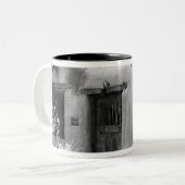 Santa feの一般的なドアと玄関先、新築 ツートーンマグカップ (正面左)