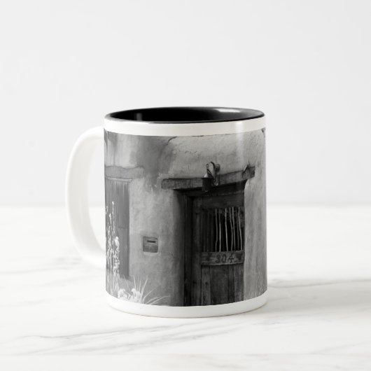 Santa feの一般的なドアと玄関先、新築 ツートーンマグカップ (正面左)