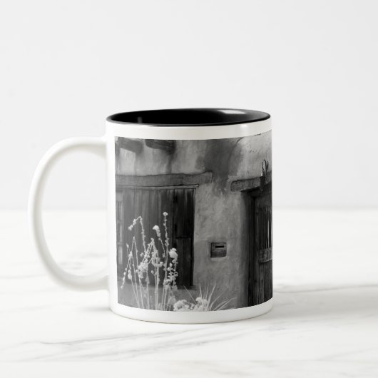 Santa feの一般的なドアと玄関先、新築 ツートーンマグカップ (左)