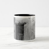 Santa feの一般的なドアと玄関先、新築 ツートーンマグカップ (中央)