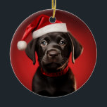 Santa Hatのブラックラボパピー セラミックオーナメント<br><div class="desc">クリスマスの飾り：赤い背景にサンタハットを着た黒いラボの子犬。</div>