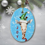 Santa Hat Giraffe Snowflake Background Kids セラミックオーナメント<br><div class="desc">この可愛い子供たちのクリスマスの装飾の前には、赤いスカーフと緑のスノーフレークのサンタハットを着た長い首のコミカルなキリン。彼の横には赤い文字が言う喜び。イメージと文字は、白い雪の上で青い背景に置かれる。オーナメントの背面には同じスノーフレークの背景縁どと白い楕円形が付いており、青と赤の一致する文字を保持すカスタムる。お母素晴らしさんやパパが息子や娘に与えも、また祖父母や叔父や叔母にも付き合うために。</div>