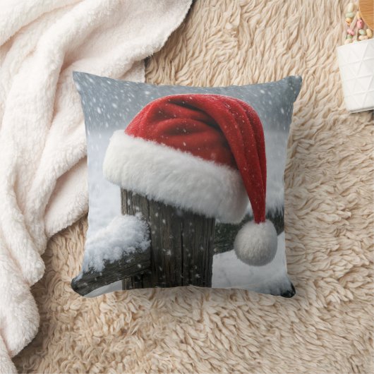 Santa Hat On a Snowy Fence Post クッション (ブランケット)