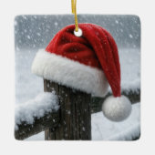 Santa Hat On a Snowy Fence Post セラミックオーナメント (正面)