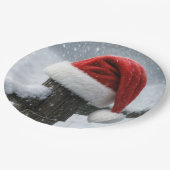Santa Hat On a Snowy Fence Post ペーパープレート (アングル)