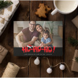 Santa Ho Ho Family写真クリスマス シーズンカード<br><div class="desc">家族の写真サンタホホインスパイアーの可愛いデザインでクリスマスのクリスマスグリーティングカード赤と黒のクリスマススノーフレークのパターンに反転し、背中に。横向カスタマイズきの写真、メッセージ、家族の名前と共に</div>