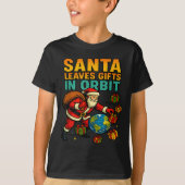 Santa Leaves In Orbit Funny Xmas Space  Tシャツ (正面)