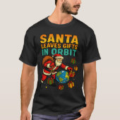 Santa Leaves In Orbit Funny Xmas Space  Tシャツ (正面)