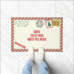 Santa Letterストライプの Christmasのパーソナライズ ドアマット<br><div class="desc">このPersonalize Christmas形式は、差出人住所エリアであなたの家族の名前でパーソナライズできるSanta形式で、送信アドレスエリアであなたの自身のSantaアドレスまたはMerry Christmasメッセージを作成することができる。このデザインは赤と緑のストライプクリスマスの郵送切手と郵便マークが付いた封筒。クリスマスすごいの季節に向け祝て、フェスティバルの休日の応援が可愛いクリスマスの形式。</div>