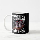 Santa Racoon Trashing Through The Snow Cute Christ コーヒーマグカップ (左)
